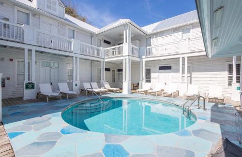 Historic Seaport Hotel | Classic King with Balcony at Curry Mansion