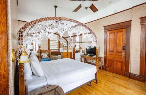 Historic Seaport Hotel | Classic King with Balcony at Curry Mansion
