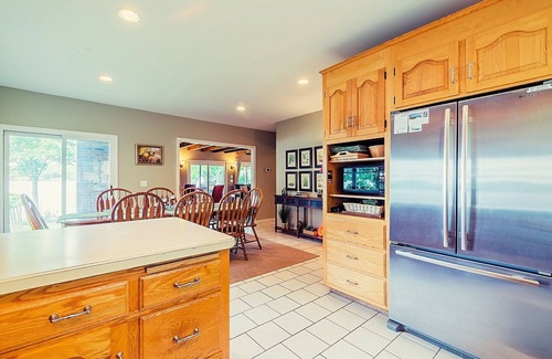 Lake Pocotopaug House | Classic Lake House w/private waterfront, 4 steps to water, FirePit/Kayaks/canoe