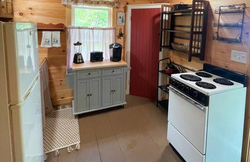 Newcastle House | Classic lakefront cottage on Damariscotta Lake
