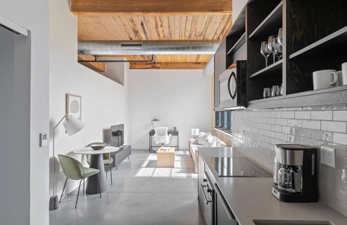 Sheffield Neighbors Apartment | Classic Lincoln Park 1BR w/ W/D, Gym & Roof, nr I-90, by Blueground