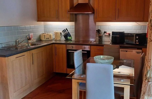 Little Stukeley Apartment | Classic Lodge with Lake View