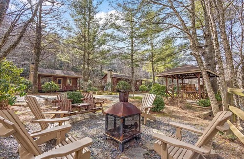 Blowing Rock House | Classic Log Cabin & Fireplace on Quiet River