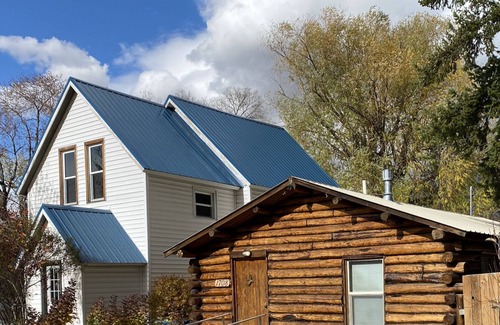 Franklin to the Fort House | Classic log cabin near Good Food Store
