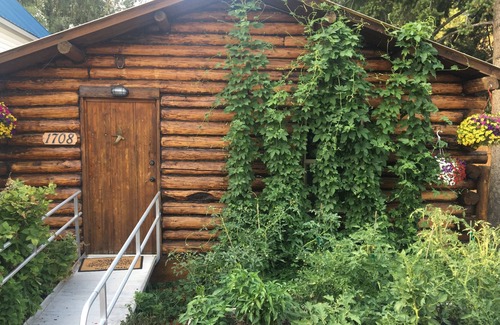 Franklin to the Fort House | Classic log cabin near Good Food Store
