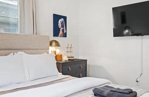 Cleveland Apartment | Classic Meets Contemporary I Minutes to Cle Clinic