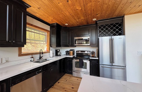 Bala Cottage | Classic Muskoka Getaway - Hot Tub, Private Beach, Firepit & View!