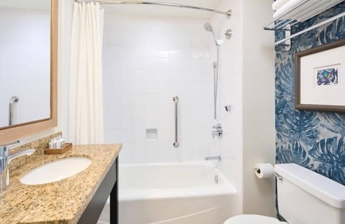 Diamond Head - Kapahulu - St. Louis Hotel | Classic Queen by the Beach | Oceanfront Access | Minutes to Waikiki Aquarium