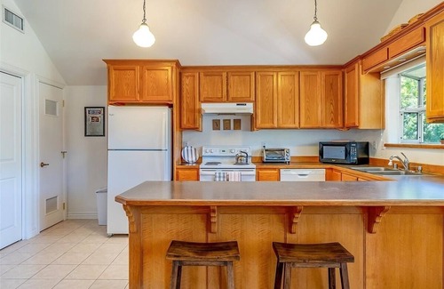 Templeton House | Classic Red Barn Loft w/Views in the Heart of Paso Wine Country & Pet Friendly!