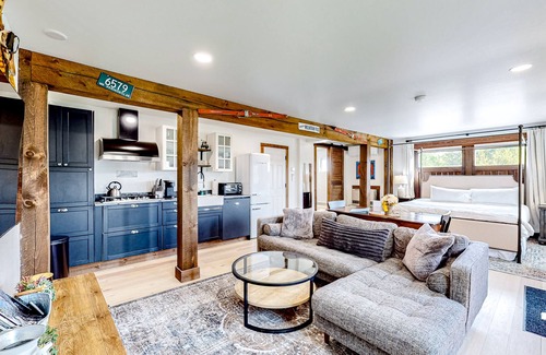 Waterbury Center House | Classic retreat with hot tub and grill access, mountain views, W/D - near skiing