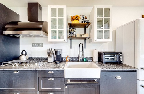 Waterbury Center House | Classic retreat with hot tub and grill access, mountain views, W/D - near skiing