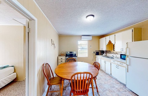 Aransas Pass House | Classic, single-level home with large yard & washer/dryer - a mile from the bay