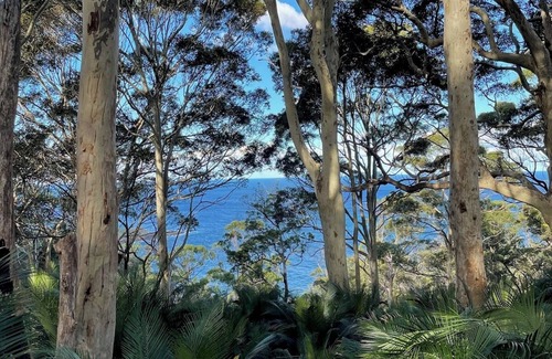 Durras North House | Classic south coast beach house with beach, forest and a lake on the doorstep