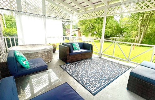 Winston - Salem House | Classic Southern Home w/Hot Tub & King Bed