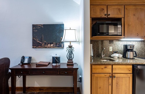 Tamarack Apartment | Classic Studio in Osprey Meadows with Fireplace