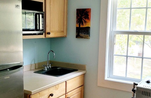 Sullivan's Island House | Classic Style Sullivan's Island house - Very Charming! 2 blocks to beach/1 Month Minimum Only!