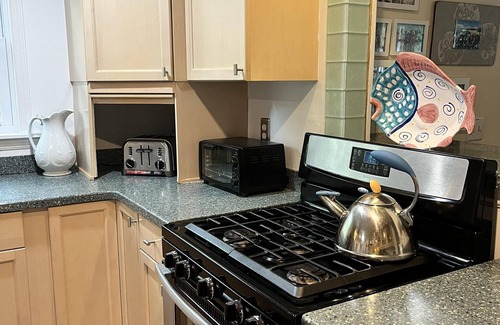 Sullivan's Island House | Classic Style Sullivan's Island house - Very Charming! 2 blocks to beach/1 Month Minimum Only!