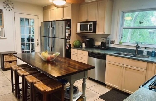 Sullivan's Island House | Classic Style Sullivan's Island house - Very Charming! 2 blocks to beach/1 Month Minimum Only!