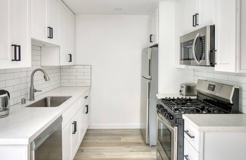 Valley Village Apartment | Classic Valley Village 1BR w/ Pool, BBQ, near Ventura Blvd, by Blueground