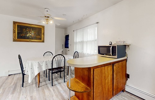 White Lake House | Classic White Lake hideaway with a large yard, washer/dryer, & full kitchen