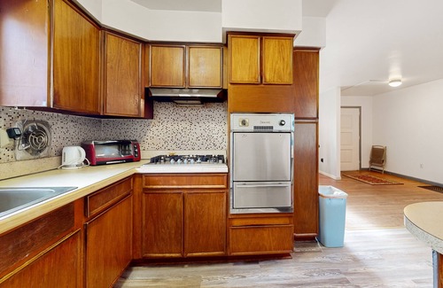 White Lake House | Classic White Lake hideaway with a large yard, washer/dryer, & full kitchen