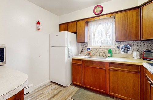 White Lake House | Classic White Lake hideaway with a large yard, washer/dryer, & full kitchen