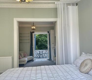 Oval Apartment | Classically Elegant Designer Apartment