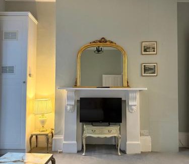 Oval Apartment | Classically Elegant Designer Apartment
