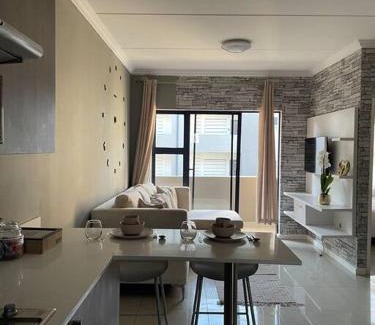 Greater Johannesburg Metropolitan Area Apartment | Classy 2 bedroom in Halfway Gardens