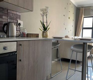 Greater Johannesburg Metropolitan Area Apartment | Classy 2 bedroom in Halfway Gardens
