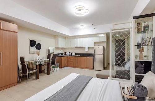 Pinagsama Apartment | Classy Venice Grand Studio Balcony Pet friendly, WiFi & Pool