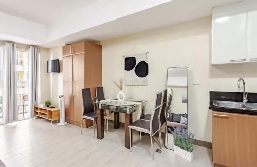 Pinagsama Apartment | Classy Venice Grand Studio Balcony Pet friendly, WiFi & Pool