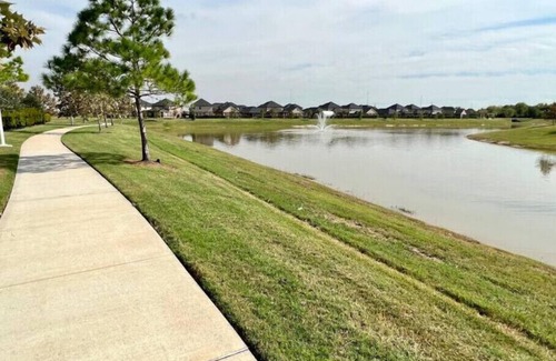 Central Southwest House | Classy Waterfront Home Near NRG Medical Centern
