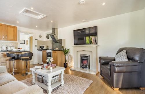 Louth House | Clay Lake Cottages - Dad's Shed