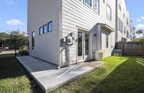 East Downtown Houston Apartment | Clay Studio in the heart of EADO