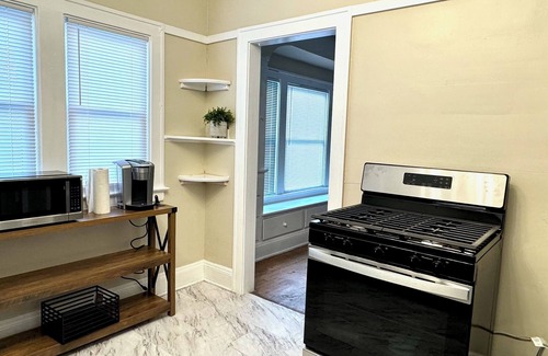 Shaker Heights Apartment | CLE Rock-n-Roll Apartment-CLE Clinic Long Term Stays Welcomed