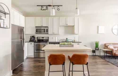 Buckhead Apartment | CLEAN 1BD ROOM APT IN BUCKHEAD, STATE FARM ARENA, LENOX w LUXURY POOL AND GYM