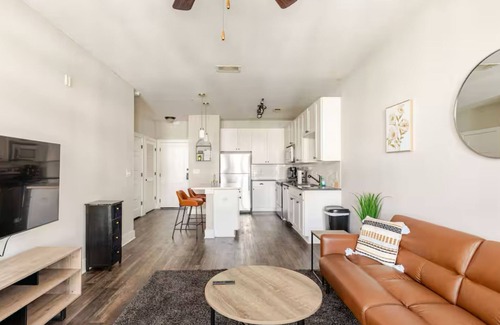 Buckhead Apartment | CLEAN 1BD ROOM APT IN BUCKHEAD, STATE FARM ARENA, LENOX w LUXURY POOL AND GYM