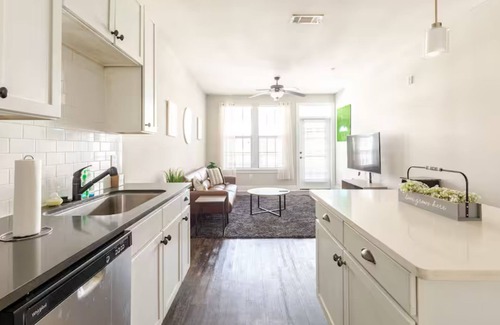 Buckhead Apartment | CLEAN 1BD ROOM APT IN BUCKHEAD, STATE FARM ARENA, LENOX w LUXURY POOL AND GYM