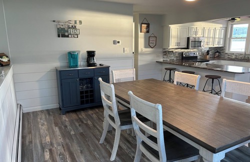 Bradford House | Clean 4-bedroom house with AC and WiFi in Bradford