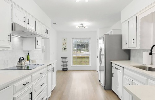 Parker House | Clean 4-bedroom Ranch on 2 Acres Near City