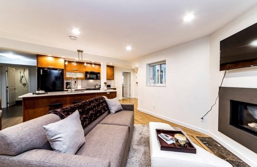 Grouse Woods House | Clean and Beautiful 2-bedroom suite close to Grouse Mountain