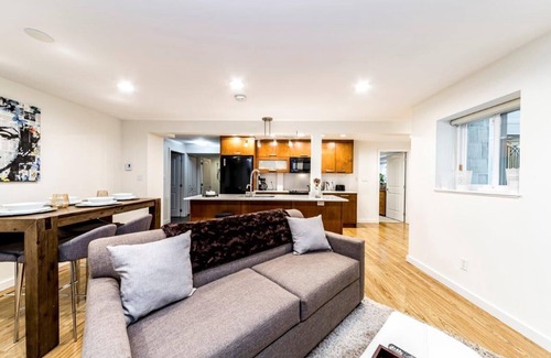 Grouse Woods House | Clean and Beautiful 2-bedroom suite close to Grouse Mountain