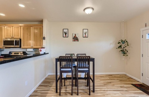 Five Oaks Condo | Clean and comfortable condo near Nike, Intel and train station.