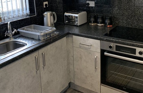 Walsall House | Clean and modern house with onsite parking
