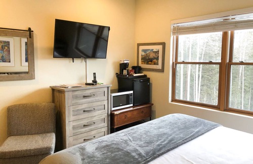 Mountain Village Hotel | Clean and Quiet Room for 4 With Perks in Telluride's Mountain Village