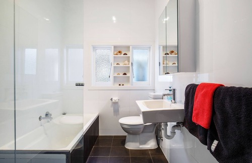 Warabrook House | Clean and stylish 3-bedroom art deco home in wide, tree-lined street