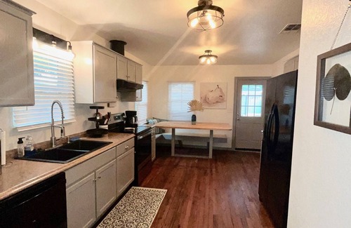 Kerrville Cottage | Clean & Bright Cottage in Hill Country with Private River Access