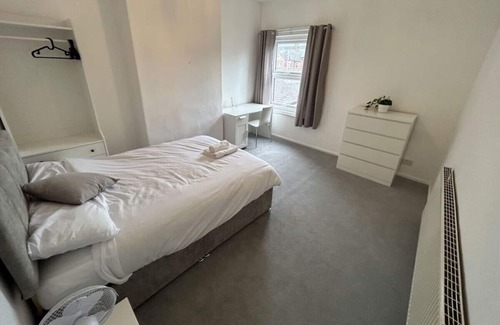 Stoke-on-Trent House | Clean Budget Accommodation