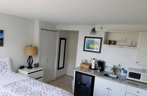 McCully - Moiliili Hotel | Clean, Comfortable and Cozy Waikiki Condo for Two!